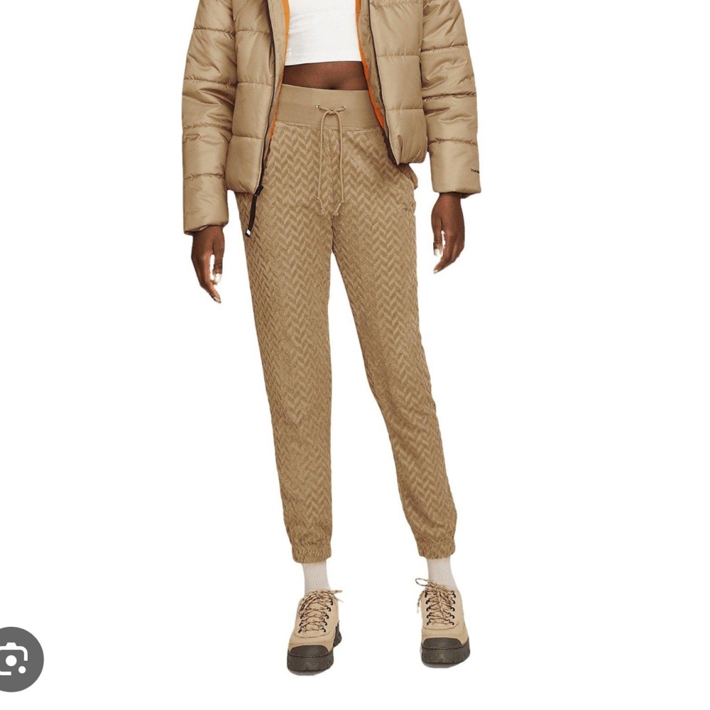 Nike Sportswear Everyday Modern High Rise Allover Jacquard Jogger in tan size M